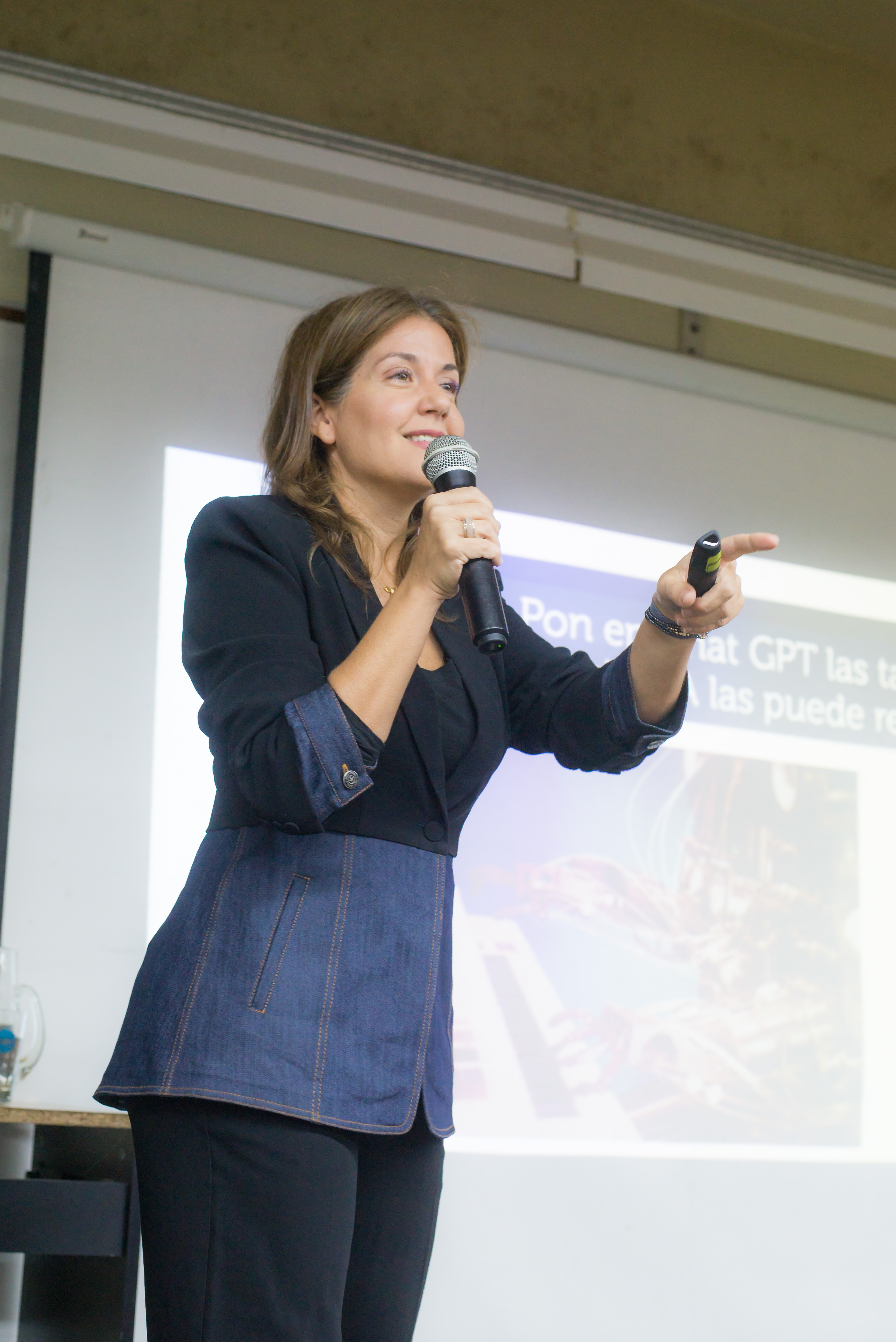 Dr. Florencia Gabriele leading an AI workshop