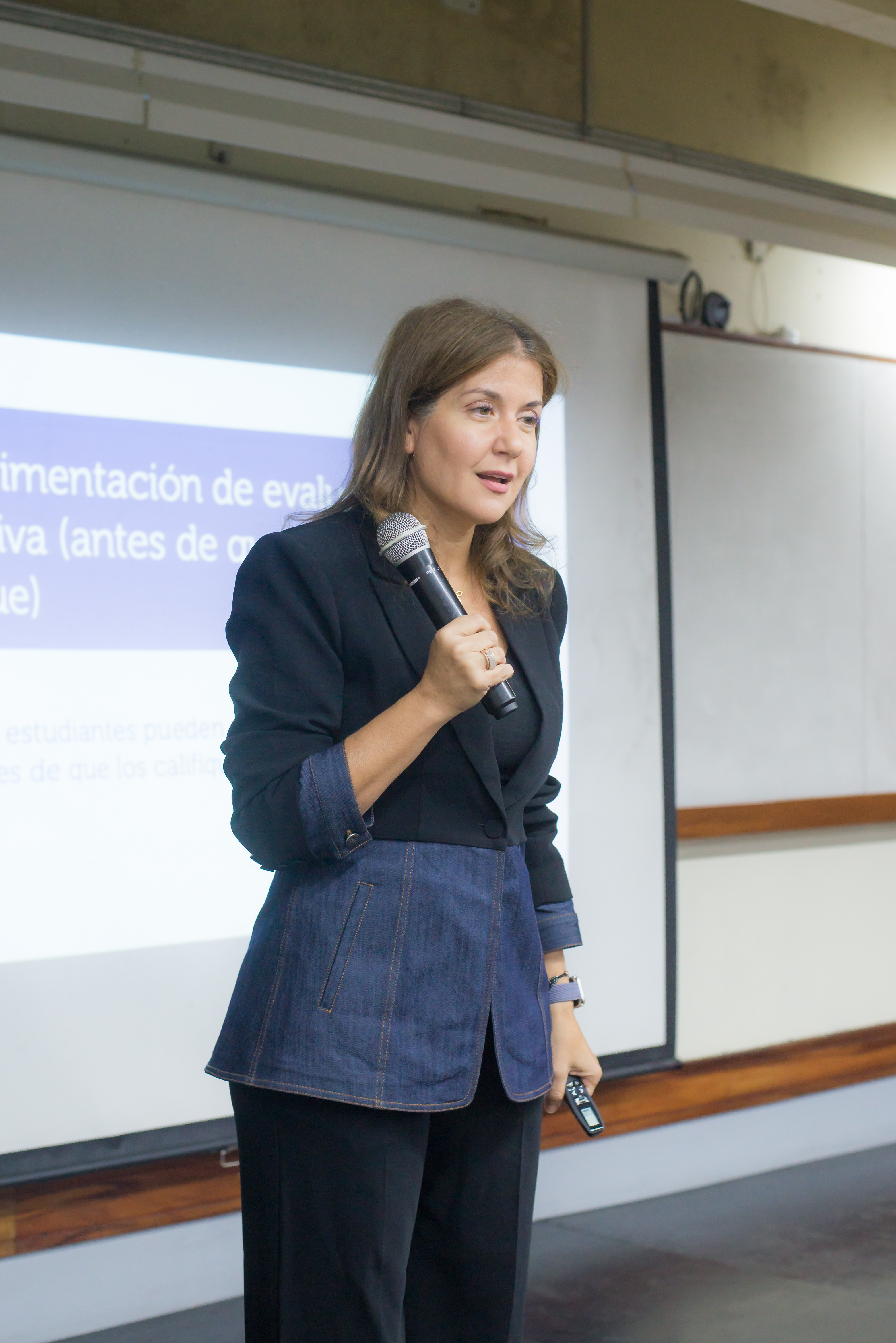 Dr. Florencia Gabriele leading an AI workshop